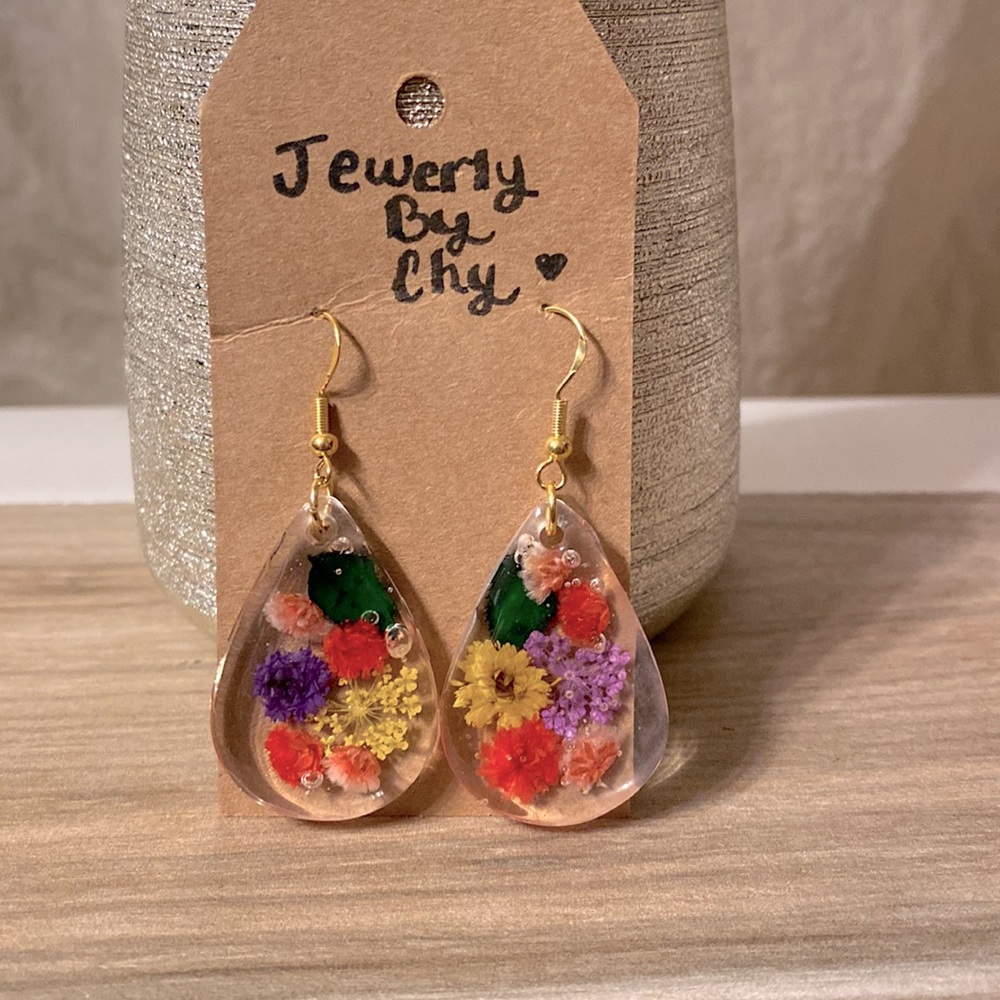 NWT Hand crafted floral resin earrings